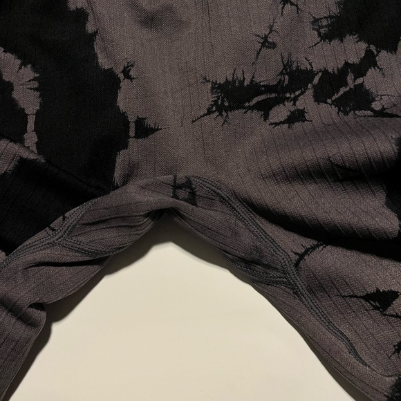 PINK Victoria’s Secret Spiral Tie Dye Ribbed Leggings size medium - Picture 7 of 8